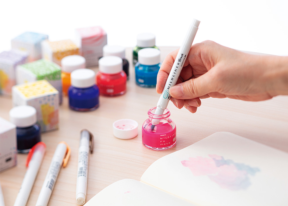 蛍光ペンにインクをつける異色体験 “エモい”筆跡を表現：日経クロス