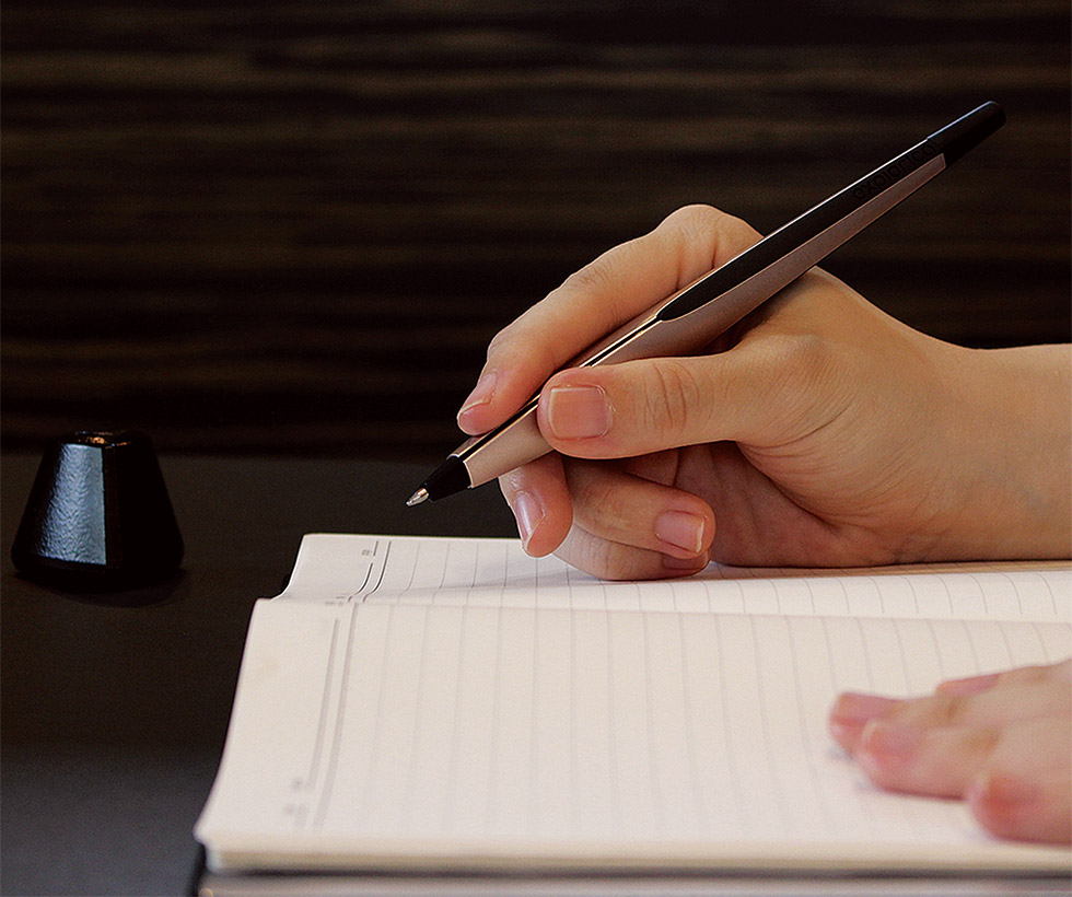 断面が三角形の高級ボールペン 自動車部品デザインから発想：日経