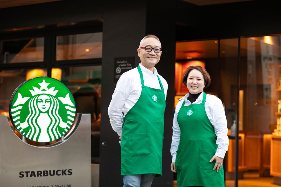 スタバで働く60代「元広告マン」と副業「外資金融マン」が学んだこと