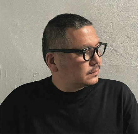 WATCH代表/アートディレクターの浜辺明弘氏。広告を中心としたアートディレクションの仕事に携わる。最近の主な広告の仕事は、サントリー「BOSS 宇宙人ジョーンズシリーズ」、UNIQLO「LIFEとWEARシリーズ」など(画像提供/WATCH)