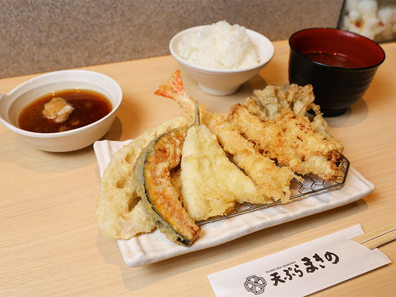 デジタルアートで桜を咲かせる 日本橋が仕掛けた新感覚の花見：日経