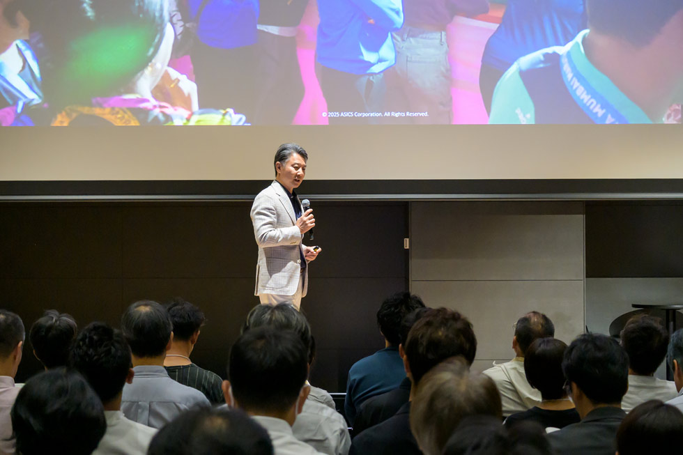 好調アシックス、デジタル改革を断行 富永社長が語った舞台裏：日経