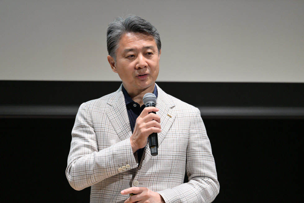 好調アシックス、デジタル改革を断行 富永社長が語った舞台裏：日経