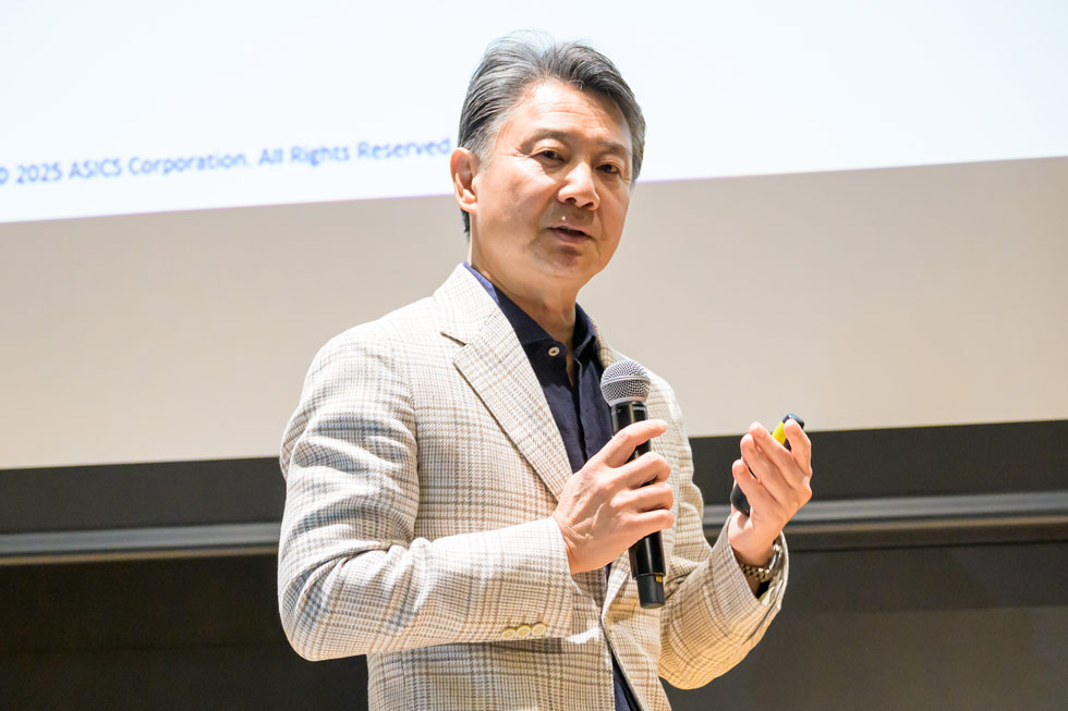 好調アシックス、デジタル改革を断行 富永社長が語った舞台裏：日経