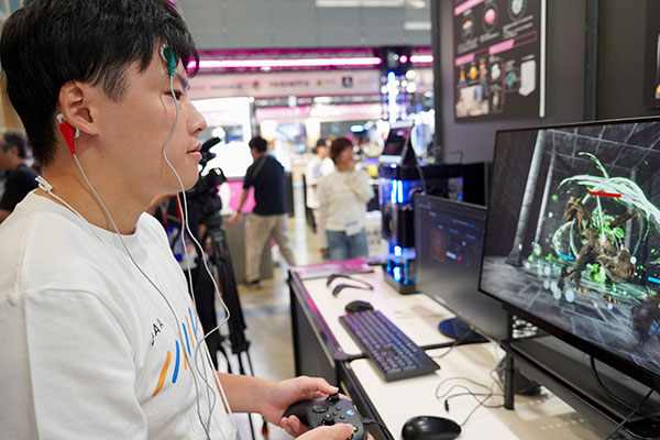 ゲームに「心」という新機軸、脳波や発汗量を計測 プレーに反映