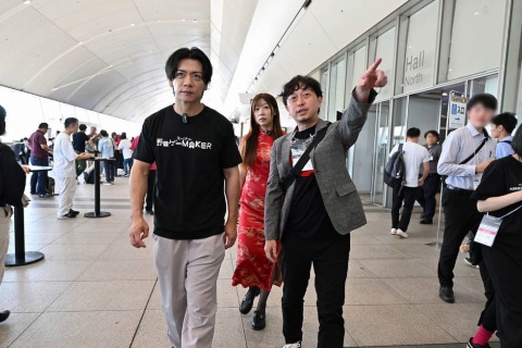 Madical Lovely 's Noda Crystal appeared again this year in Nikkei Gaming's "Burari Kaho" project (left). This time, she was accompanied by Izen (center), a female solo comedian affiliated with Yoshimoto Kogyo. Tanabe Taiyo, Secretary General of the Tokyo Game Show (right). (Photo by Sakai Koji)