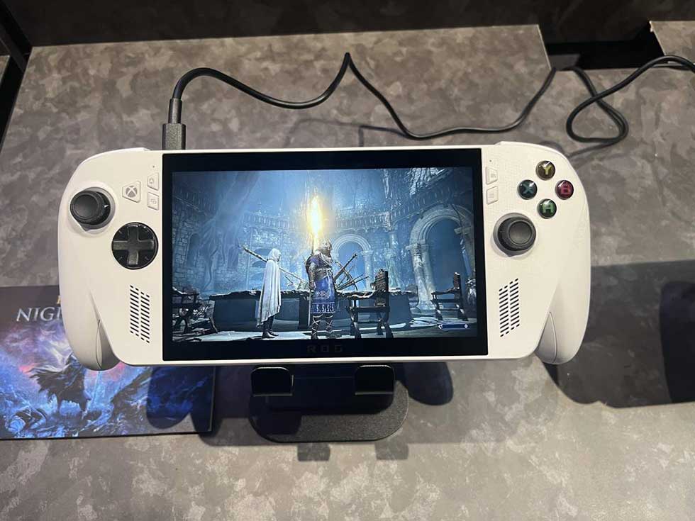 ASUSとMicrosoftが手掛けた新型ゲーム機が東京ゲームショウで公開、8万