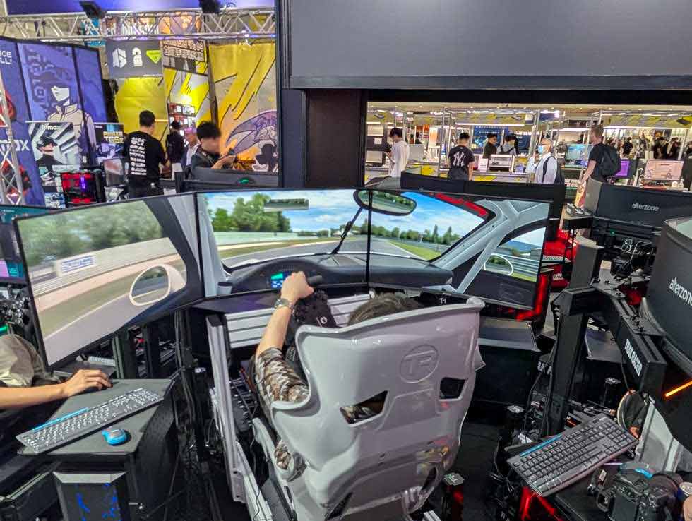 DELEブースは本格的レースシム環境を来場者に紹介【TGS2025】 | 日経