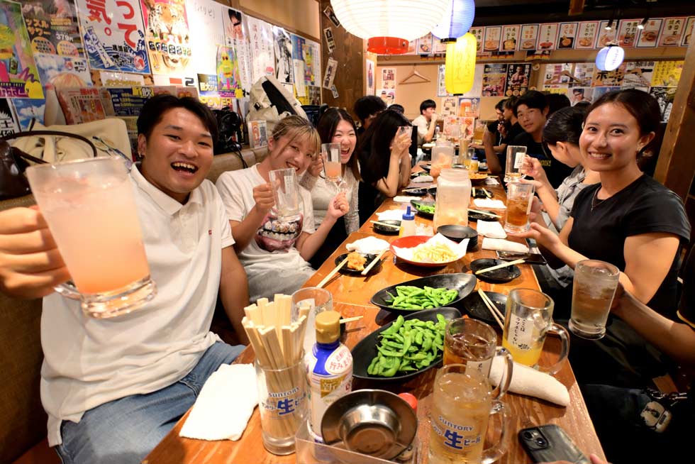 レモンサワー55円の激安居酒屋 鶏ヤローに酒離れの若者が集まる理由 