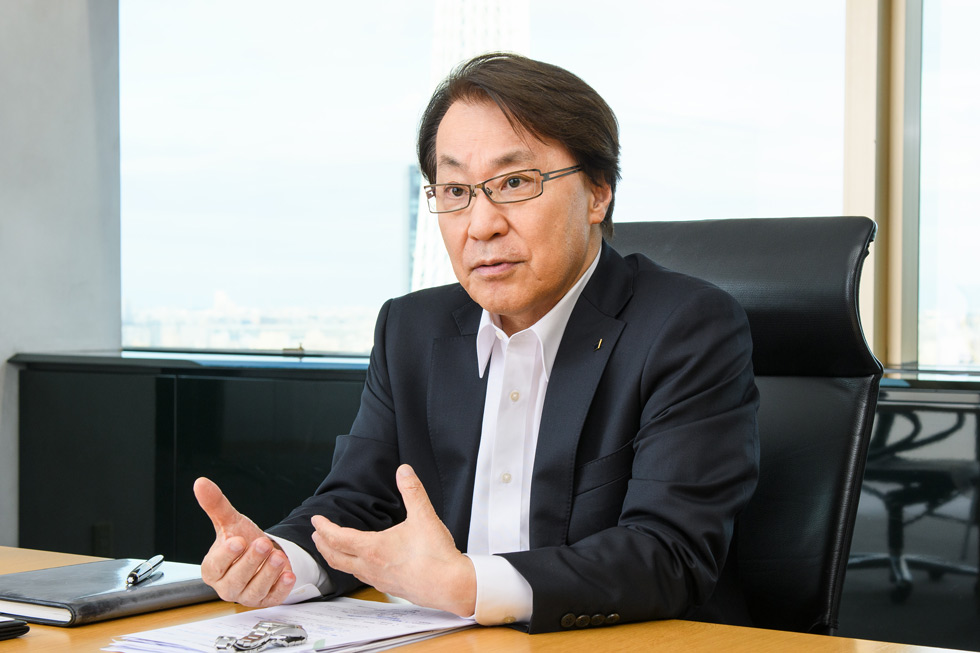 アサヒビールが小売との接点を大改革 テレビCMでは届かない客層に焦点