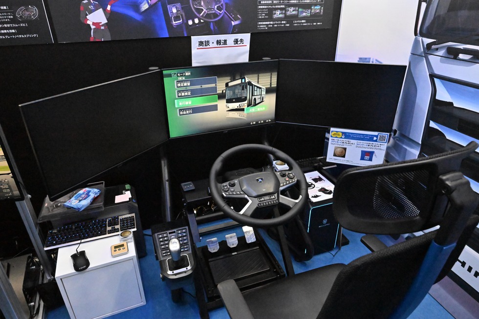 特殊コントローラーが面白いホリブース、日野自動車と共同開発も