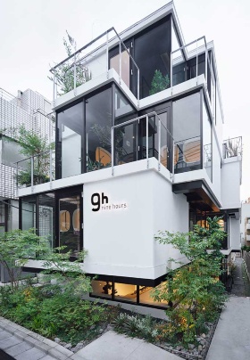 「ナインアワーズ赤坂」は、床から天井までをガラスの壁にして、都市と一体化した空間にしている(写真/ナカサ&パートナーズ)