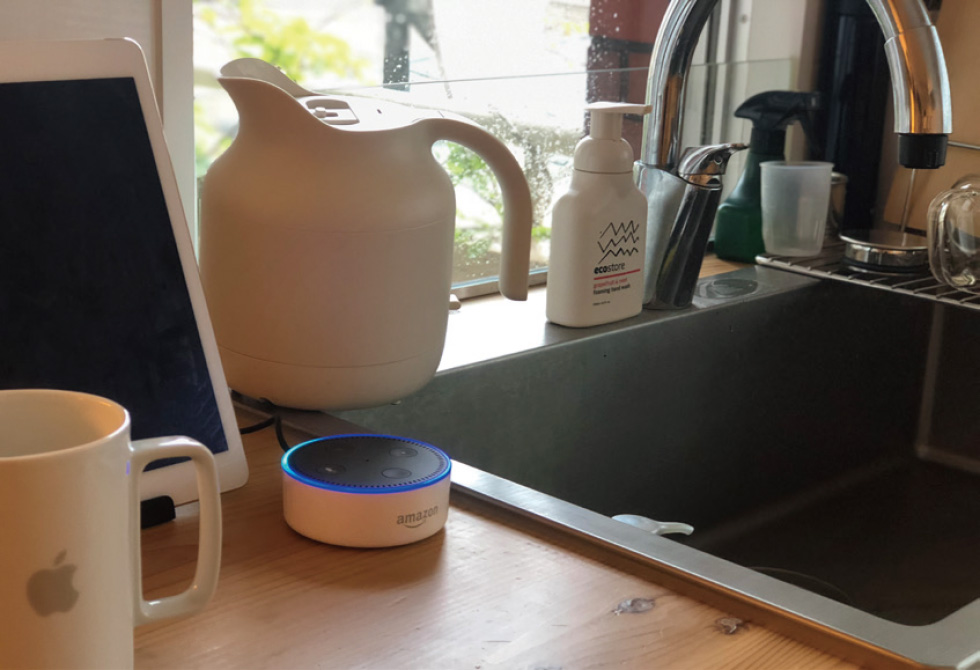 自宅のキッチンにある「Amazon Echo Dot」。人間性を感じられるデジタル機器かもしれない（筆者撮影）