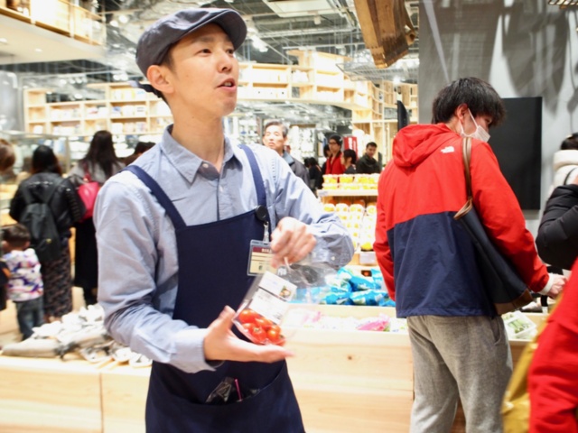 大阪・岸和田の木下さんが作るフルーツトマトを熱心に販売する青果売り場のスタッフ。木下さんは高糖度のトマトができるバッグ栽培を採用している