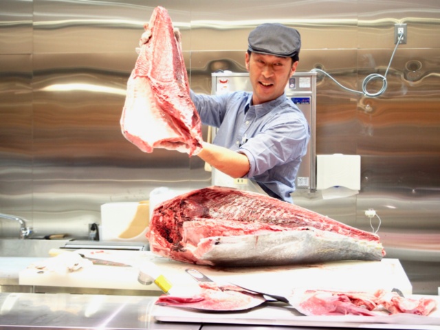 鮮魚売り場では、高知の「黒潮本まぐろ」の解体ショーも。近隣の漁港からは、その日水揚げしたばかりの魚が届く