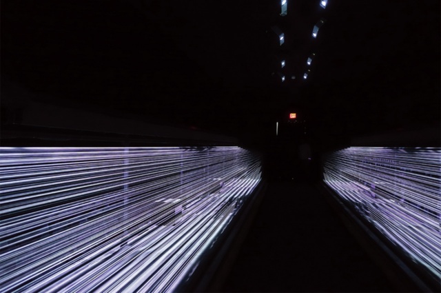 「音響回廊」では、576個のスピーカーを制御する波面合成技術が利用され、立体的な音響を体験できた。音に同調する画像も幻想的