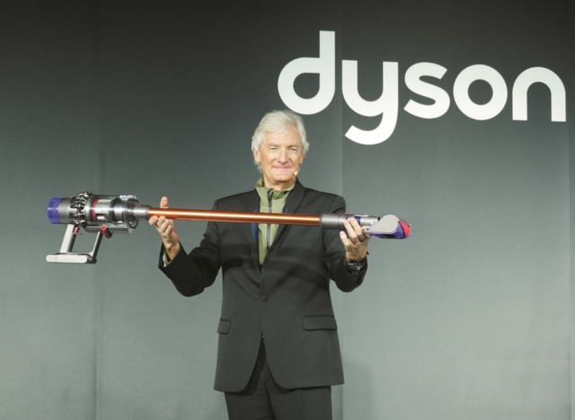 「ダイソン サイクロン V10 コードレスクリーナー」の発表会に登壇した、創業者でチーフエンジニアのジェームズ・ダイソン氏