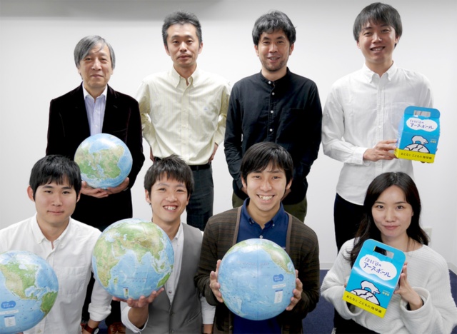 開発に携わったメンバー。後列左から、ほぼ日のサイエンスフェロー早野龍五氏、東京大学大学院の渡邉英徳氏、ほぼ日の古謝将史氏と同・アプリ開発担当の井谷裕紀氏。前列左から首都大学東京大学院・システムデザイン研究科の渡邉康太氏、同・福井裕晋氏、同・山浦徹也氏と、元首都大学東京・特任助教の高田百合奈氏