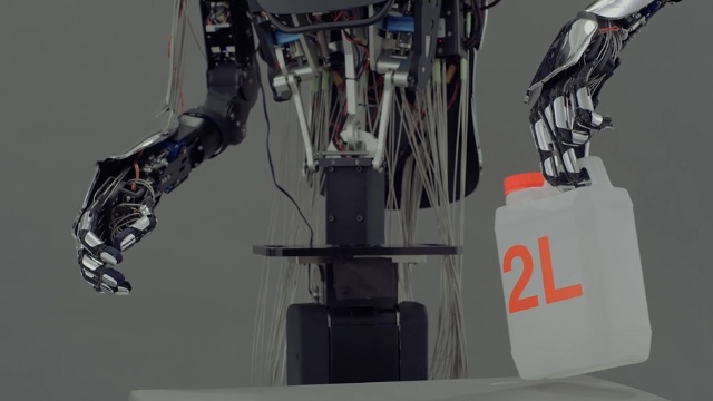 今までの遠隔操作ロボットにはない繊細な動きも可能になった。ペットボトルのキャップを開けたり、片手で2kgのボトルを持ち上げたりできるなど、人間のように動ける
