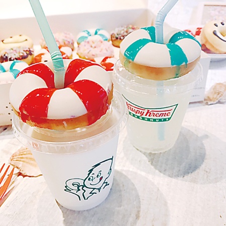 ドリンクの蓋に載せやすい小型のグレーズドをホワイトチョコレートでコーティングし、浮輪の模様を描いた