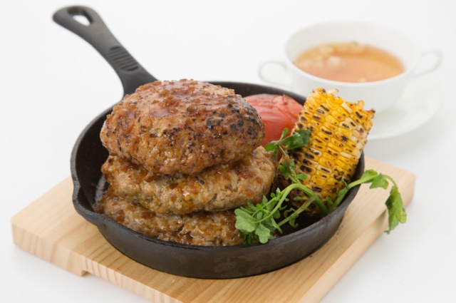 スキレットを使った料理を提供する「グリルキッチン MEAT×MEET」には「チャレンジじゅうじゅうハンバーグ」(2500円)などボリュームたっぷりのメニューがそろう