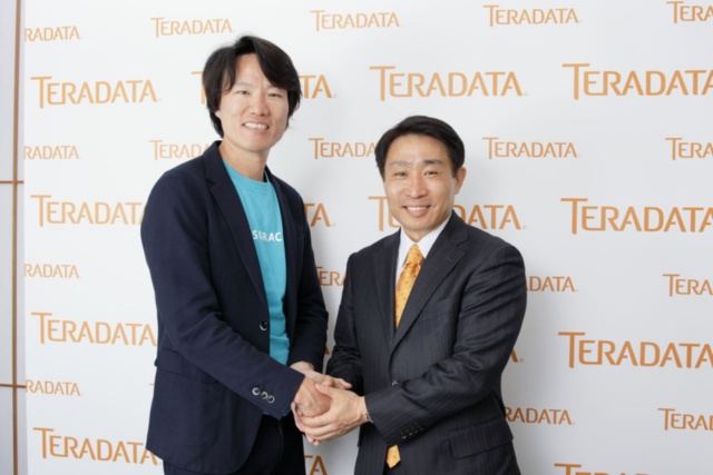 ソラコムの玉川憲社長（左）と日本テラデータの高橋倫二社長