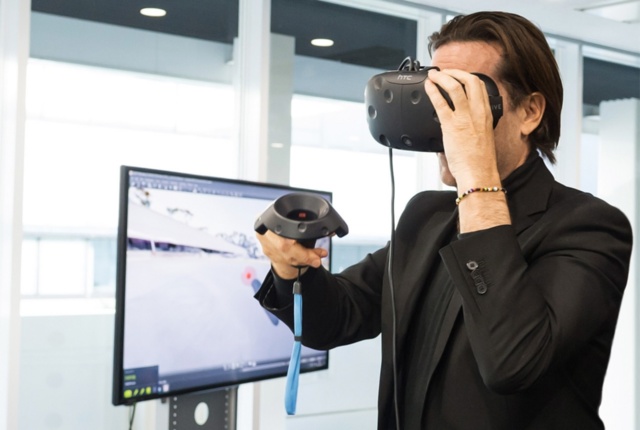 専務執行役員グローバルデザイン担当のアルフォンソ・アルバイサ氏の執務室にはVRの機材が常設され、いつでもデザインを確認できる環境が整っている。ここはまだネットワーク経由ではないが、今後ネットワークでの試験運用も開始する
