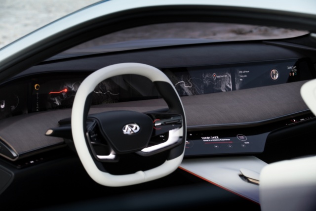 「2018年北米国際自動車ショー」で初公開した実際の「インフィニティ Qインスピレーションコンセプト」の外観とインテリアの様子