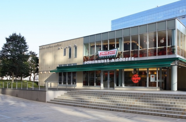 クリスピー・クリーム・ドーナツ・ジャパンが「新宿サザンテラス」にオープンした日本一号店。契約満了で2017年1月に閉店した