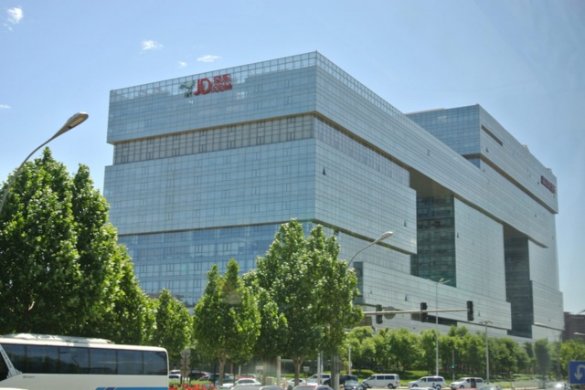 北京にある京東本社。社員の多くは北京市街から巡回バスで出社する。京東の職員は傘下の金融会社を除いて15万人、配送員は6.5万人だ