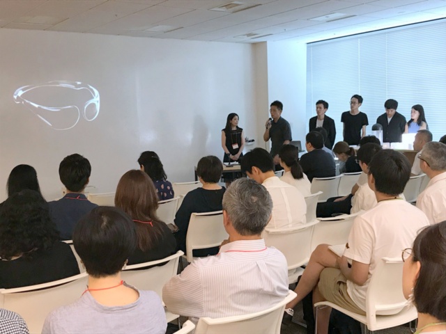 発表会には、デザイナーなども参加。トライタンの特性や、大学院生の提案内容に耳を傾けていた