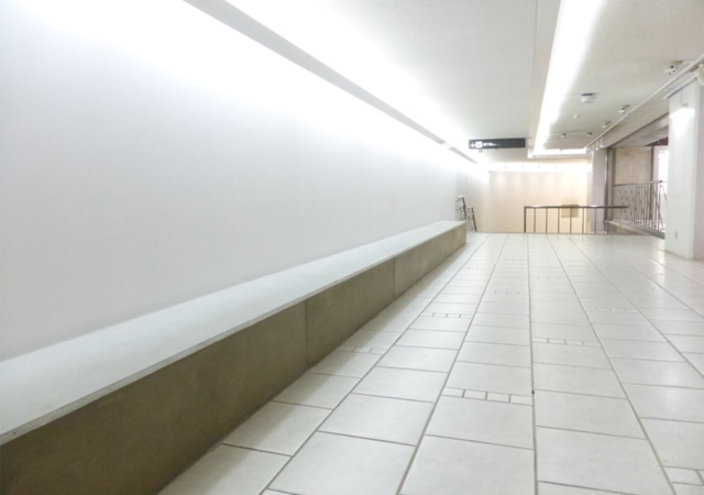 休憩や待ち合わせで使われることを想定し、パーク内にはベンチやイスを多く設置している