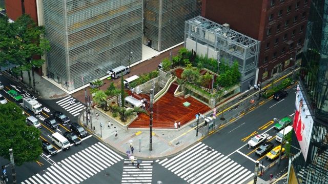 ソニーの「Ginza Sony Park」。数寄屋橋交差点にあり、地下鉄銀座駅や地下駐車場からもアクセスしやすい立地を生かし、公園スタイルを取り入れたブランド発信拠点を構築した