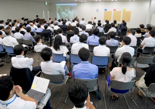 特許庁内で8月29日に開催されたキックオフミーティングでは、特許庁だけでなく経済産業省からも参加者がいた