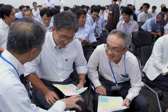 参加した特許庁の幹部も一般職員に交じってミニワークショップでディスカッションするなど、庁内が一体化している(写真提供/特許庁)