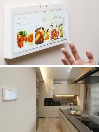 「HomeX Display」をキッチンに設置したイメージ。レシピなどの情報を表示し、レンジなどと連動させることが可能