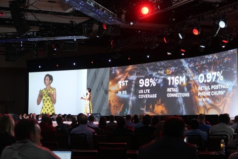 イベント「Teradata Analytics Universe 2018」で講演するベライゾンワイヤレスでデータサイエンティストのヘッドを務めるKsenija Draskovic氏