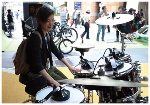 アコースティックドラムに特殊な自動演奏装置を取り付けたコンセプトモデル。生音での自動演奏を可能にする