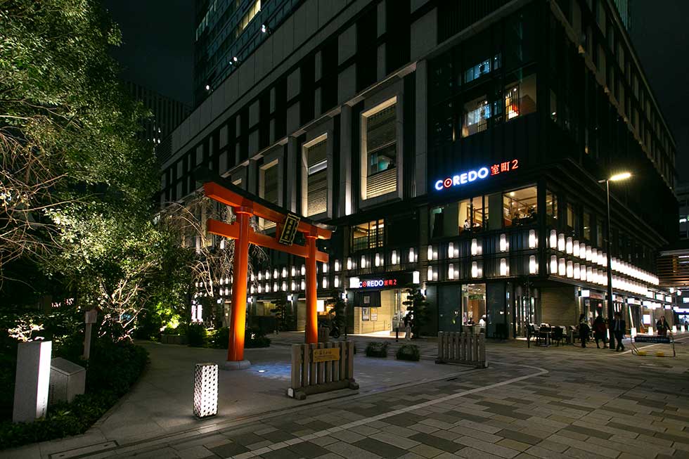 「コレド室町」の隣には9世紀に創建されたと伝わる福徳神社を再興。憩いの場としてよみがった（写真／古立康三）