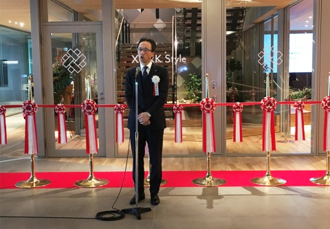 「ITOKI TOKYO XORK」の開設を祝うイトーキの平井嘉朗社長