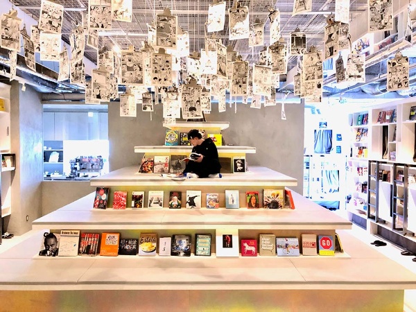 泊まれる本屋 高稼働率の秘密 おしゃれさとゆるい関係が武器 日経クロストレンド 泊まれる本屋 高稼働率の秘密 おしゃれさとゆるい関係が武器 日経クロストレンド