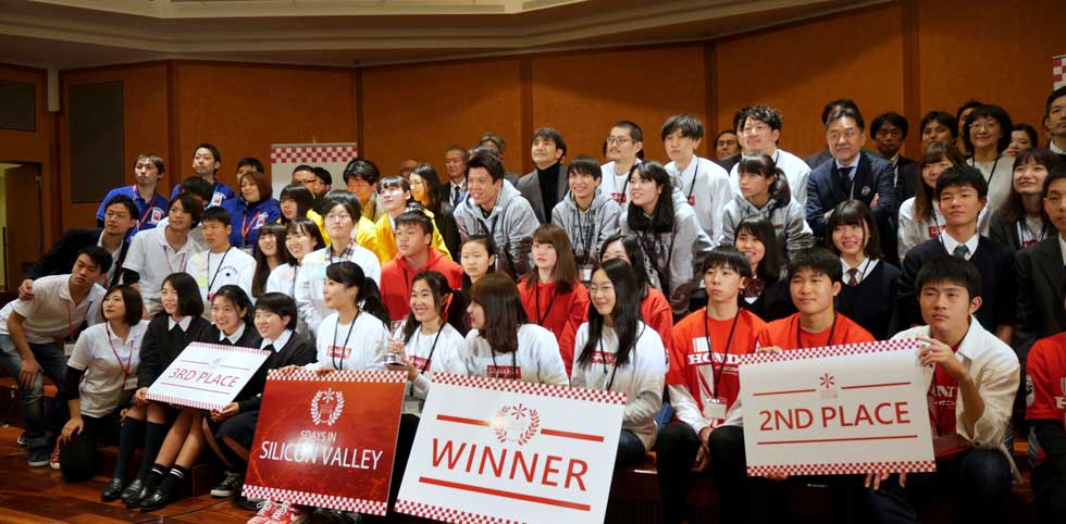 275人の中高生が参加し、その中から優秀なアイデアを評価された8チームが決勝大会で最終プレゼンに臨んだ。その結果、カシオ計算機のテーマに応じた「今を翔ける少女。」チームが優勝した