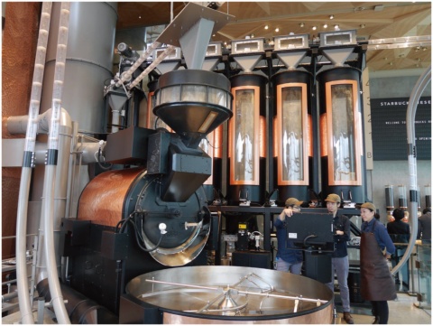 巨大な焙煎機。焙煎したての温かい豆を見せてくれるサービスもあり、コーヒーができるまでを体験できる