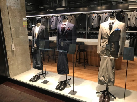 紳士服チェーンのAOKIはオーダースーツの新業態「Aoki Tokyo」を2019年3月に始めた