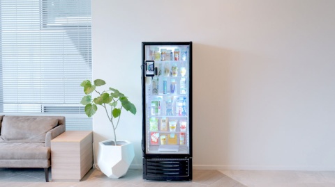 本体は幅60cmの冷蔵ケース。電源が確保できれば簡単に設置でき、オフィスを中心に導入が進んでいる。現状、初期導入費用無料、月額３万円～（条件により異なる）で設置できる
