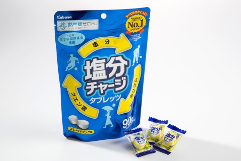 カバヤ食品の夏限定清涼菓子「塩分チャージタブレッツ」。写真は「スポーツドリンク味」。「塩レモン味」は2019年販売分が6月時点で終売した