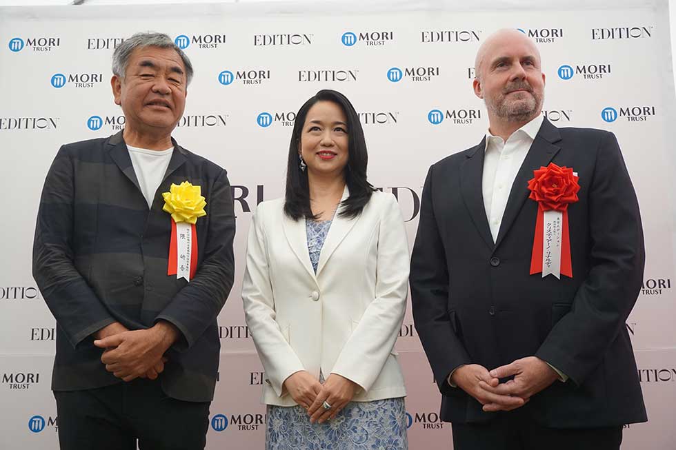 起工式に臨んだ、左から建築家の隈研吾氏、森トラストの伊達美和子社長、統括総支配人のクリスティアーノ・リナルディ氏
