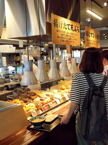 うどんを注文し、トッピングする天ぷらなどを選びながらレジへと進む。出来たてを、いかに迅速に口にしてもらうか。今後、改善が進む