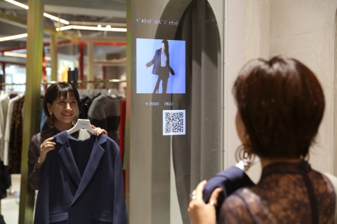 渋谷店にはミラーサイネージを設置。RFIDタグをかざすと、着用イメージや商品の情報が映し出される