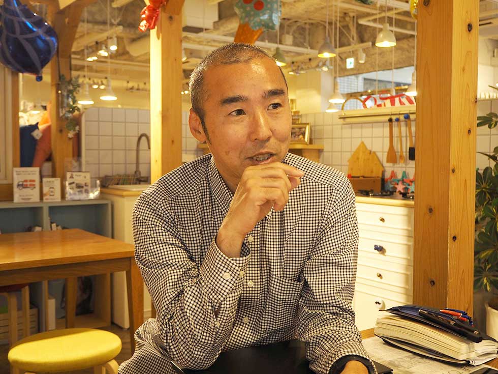 ゼブラ ジャパンの柘野英樹マーケティング部長。14年夏に、当時社長だった山本浩丈氏に請われて入社した。山本氏と柘野氏は、スターバックスに共に在籍した時代があった